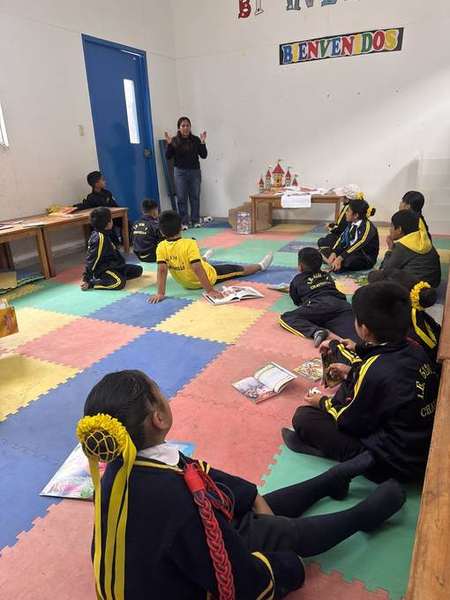 Yessica Soller, psicóloga especializada en niños, dirigiendo una actividad grupal de habilidades sociales con estudiantes