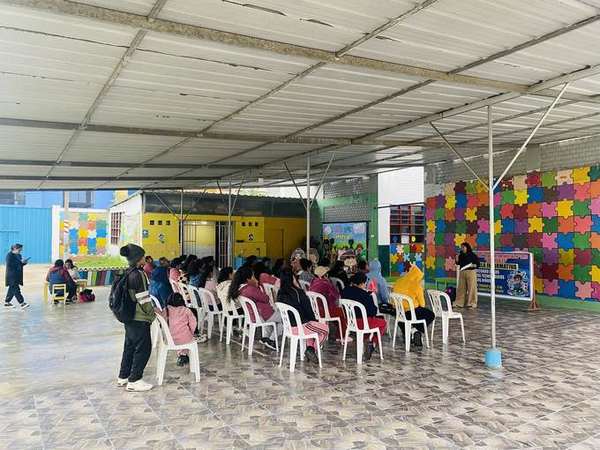 Yessica Soller, psicóloga, dando una charla sobre salud mental y bienestar emocional a familias de una institución educativa