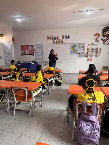 Yessica Soller, psicóloga infantil, trabajando dentro de un aula con estudiantes