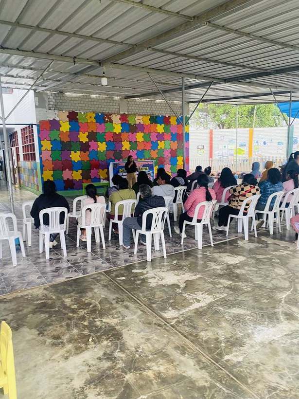 Yessica Soller, psicóloga infantil, dirigiendo un taller de crianza y acompañamiento emocional para padres