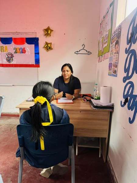 Yessica Soller en una tutoría personalizada con una estudiante